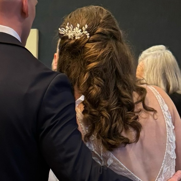 White Flower Bridal Hair Comb with Leaves Beads Pearls - Picture 2 of 3